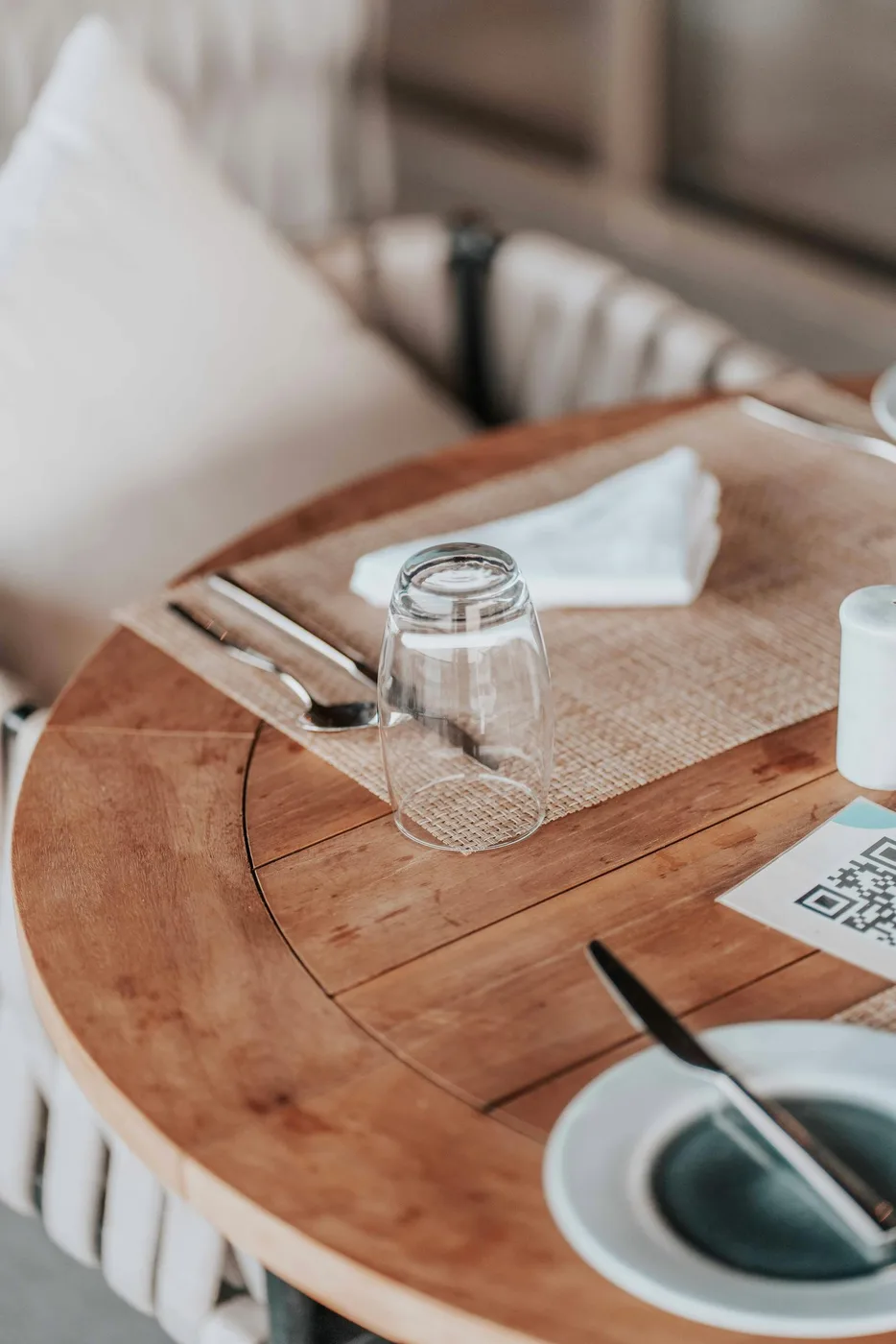 Restoran masasında telefonla okutulabilen QR menü etiketi